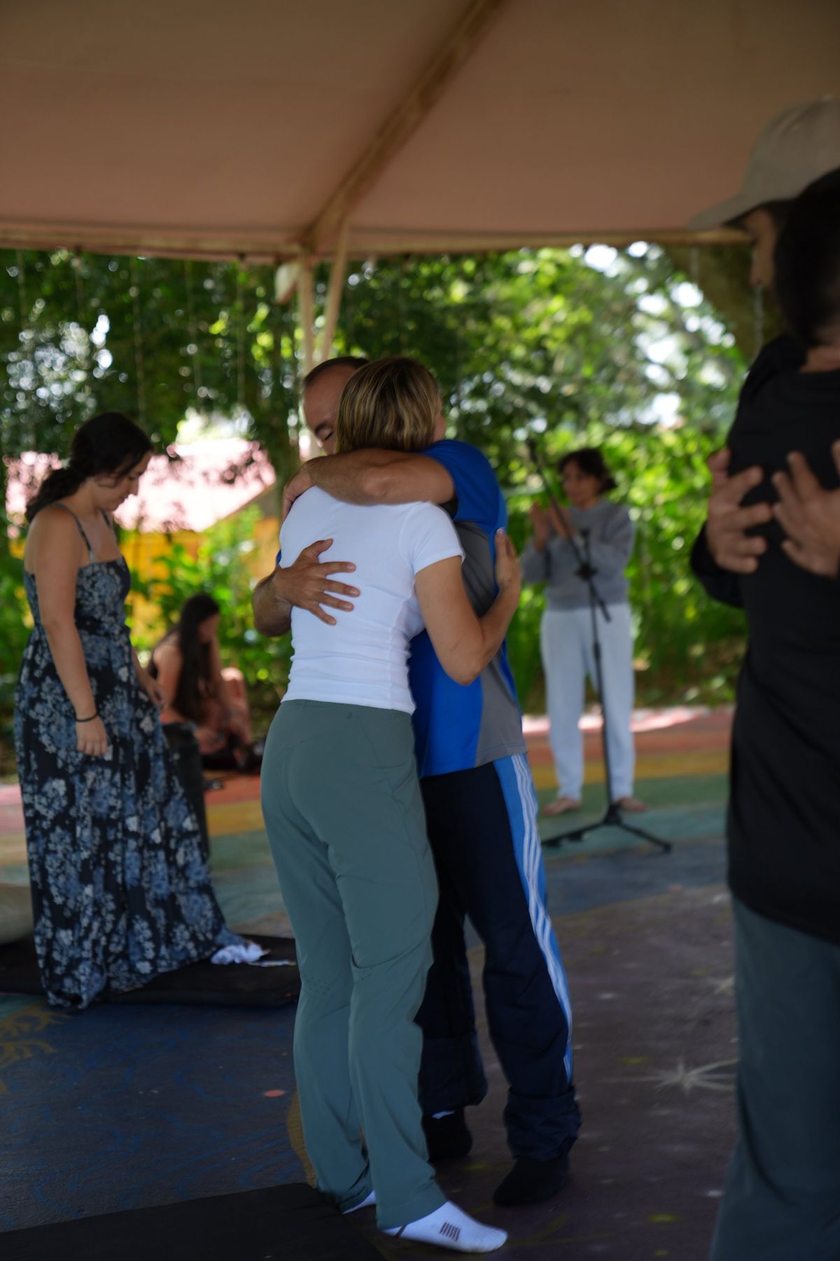 Pareja abrazándose durante una experiencia del retiro