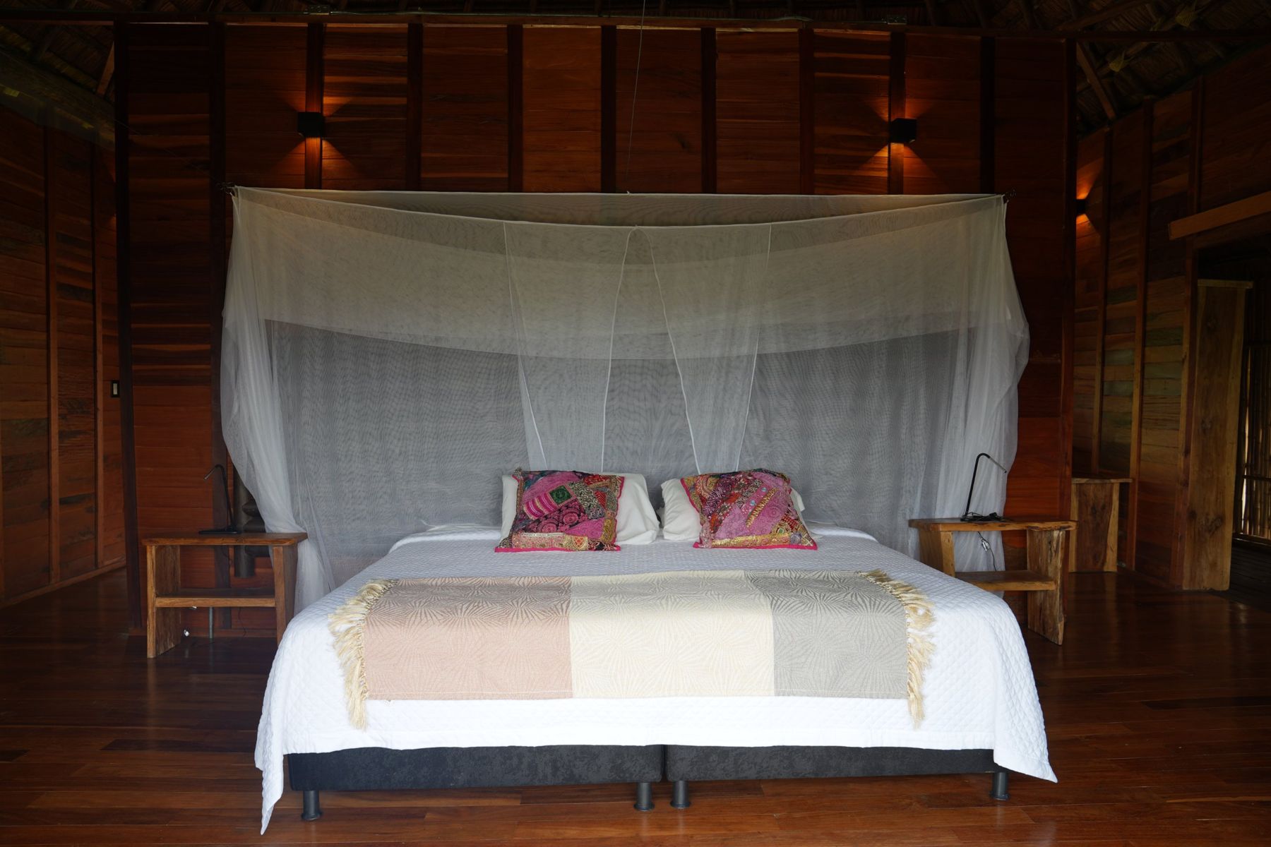 Cama con toldo